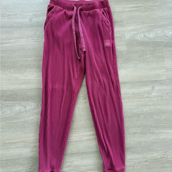 ALO Muse Sweatpants - Picture 1 of 2